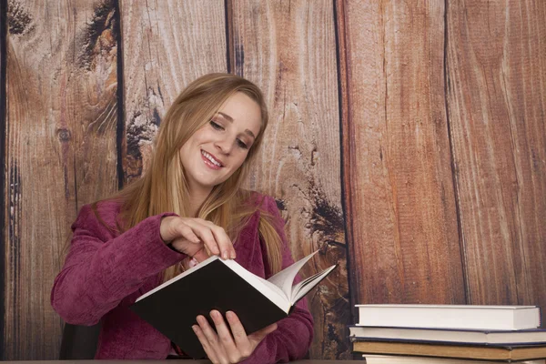 Frau Jacke Büro Bücher blättern Seiten — Stockfoto