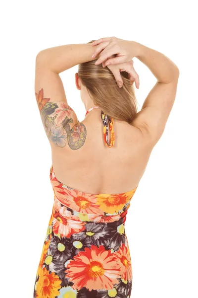 Mulher flor vestido tatuagem ombro de volta — Fotografia de Stock