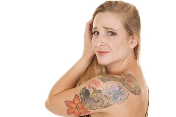 Vrouw hoofd en tattoo verwarde blik — Stockfoto