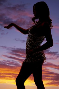 kadın silueti yan el parlak elbise