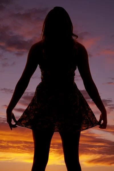 Nő silhouette vissza tartsa szoknya — Stock Fotó