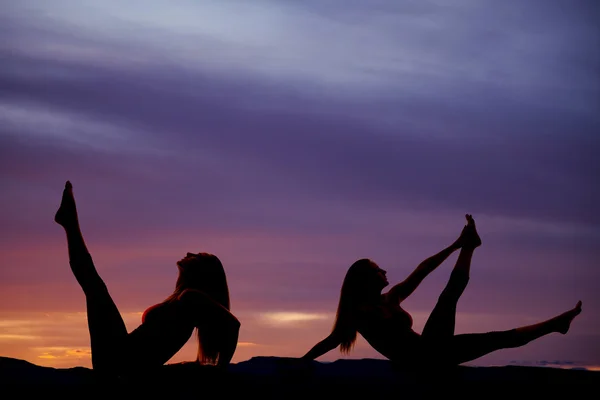Sylwetka kobiety nogi się zachód słońca — Zdjęcie stockowe