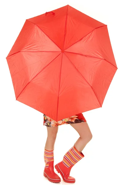 Žena nohy a boty show pod deštníkem — Stock fotografie