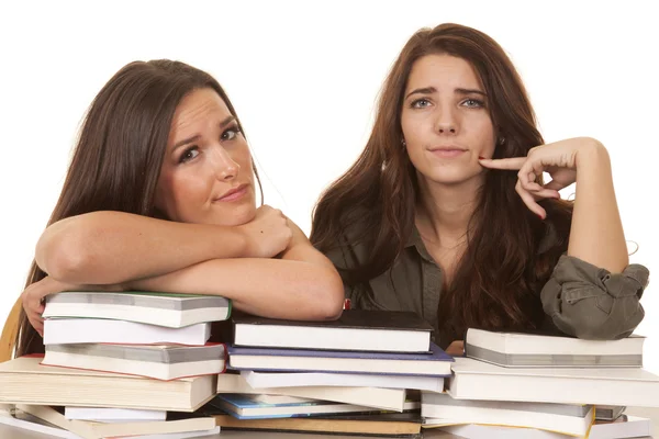 Två kvinnor böcker finger på kinden — Stockfoto