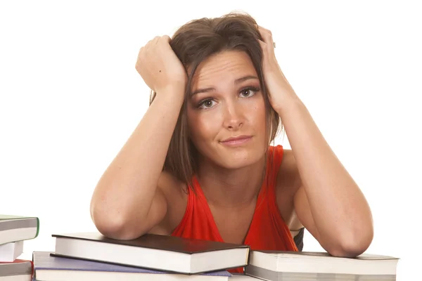 Kvinna röd topp böcker händer hår — Stockfoto