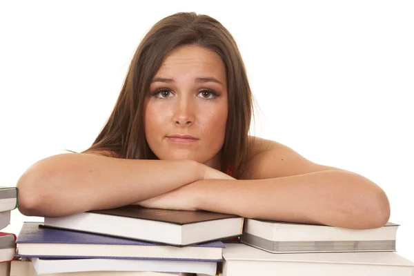 Donna libri camicia rossa magra cercando — Foto Stock