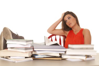 kadın kırmızı bir gömlek çok sayıda kitap stres