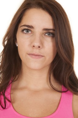 vrouw roze ernstige ogen sluiten