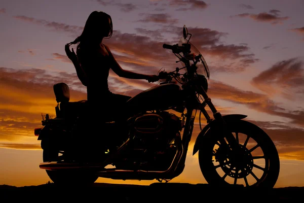 Silueta de mujer sentada en motocicleta — Foto de Stock