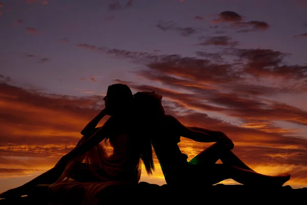 Silhouette two women sitting backs together — Stock Photo, Image