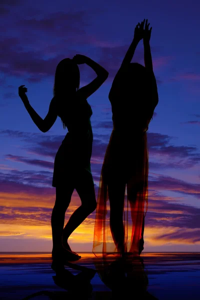 Silhouette zwei Frauen tanzen — Stockfoto