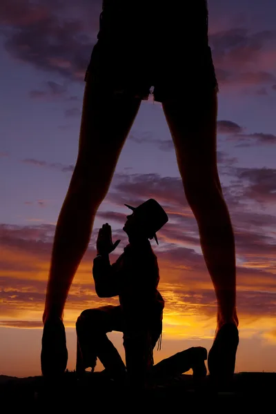 Silhouet vrouw benen weg cowboy bidden — Stockfoto