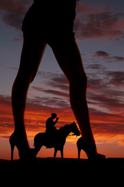 Силуэт женщина ноги лицом к стороне ковбой лошадь
