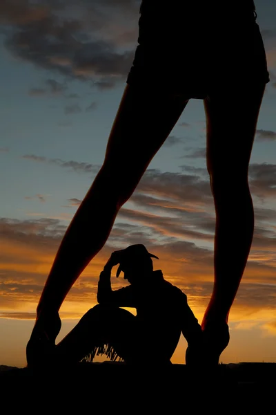 Silhueta mulheres pernas distância saltos cowboy fundo — Fotografia de Stock