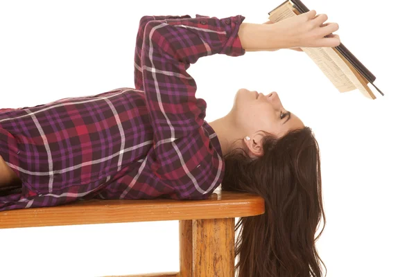 Mujer cerca yacía en la lectura de espalda — Foto de Stock