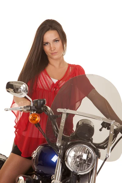 Femme rouge haut motorcylce assis — Photo