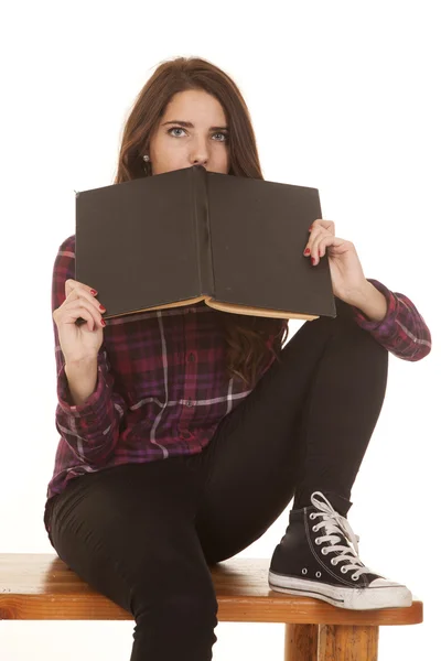 Mujer sentarse libro sobre cara — Foto de Stock