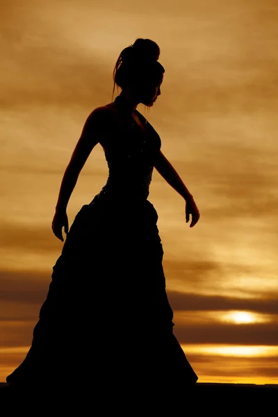 Silueta mujer vestido grande manos hacia fuera — Foto de Stock