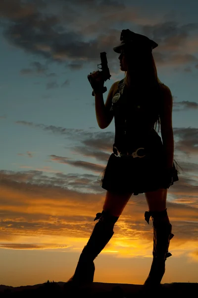 Silueta ženy cop zbraň strany — Stock fotografie