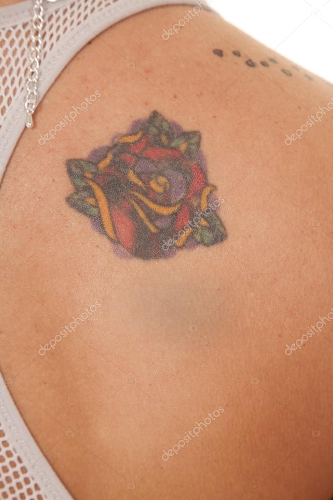 Tatouage Grande Rose Noire Et Ses Feuilles Pied Et Bas De