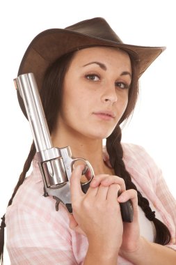 Kadın pembe kareli gömlek silah yakın tut