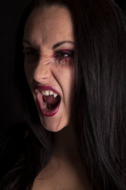 kadın vampir göz yana kapat