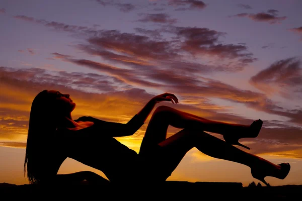 Silhouette woman lay back hand by knee — Stock Photo, Image