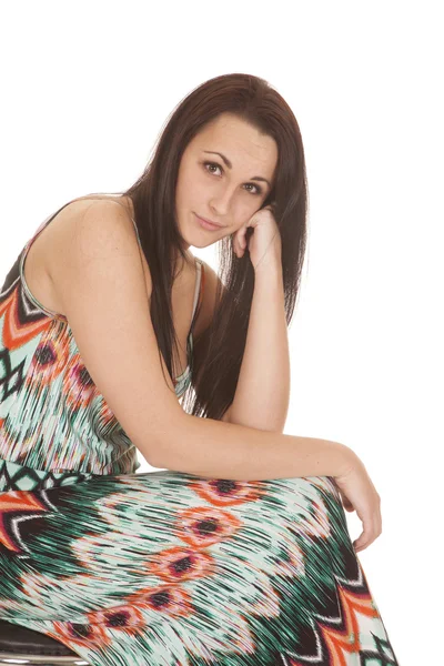 Mulher vestido de design colorido sentar olhar — Fotografia de Stock