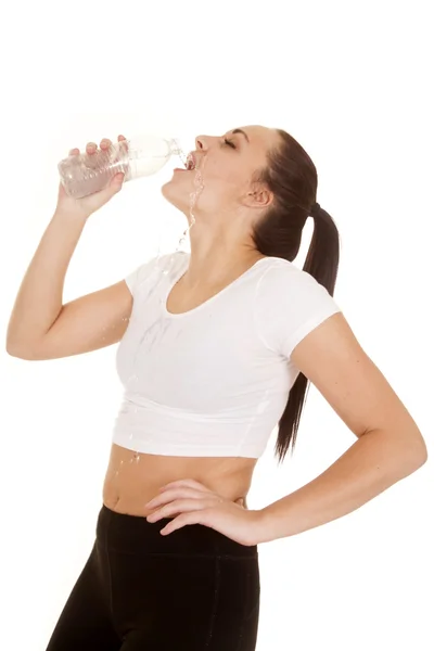 Frau Fitness-Outfit trinken Wasserspritzer — Stockfoto