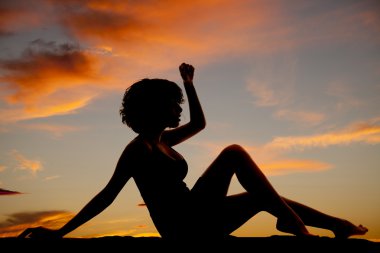 siluet kadın oturup el kadar bacaklarını