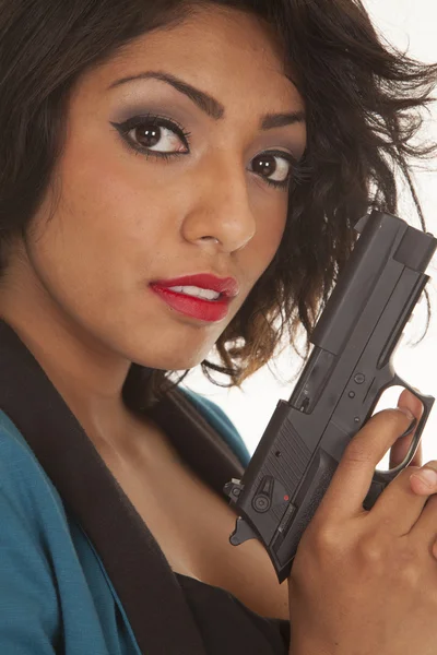 Mujer hispana mirada pistola estrecha — Foto de Stock