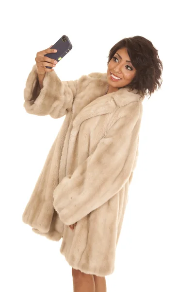 Hispanic woman fur coat phone take picture — Stock Photo, Image