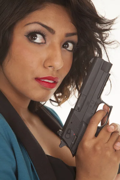 ヒスパニックの女性の銃のすぐ近くにあります。 — ストック写真