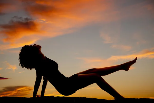 Silhouet vrouw kont handen — Stockfoto