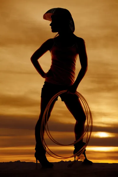 Silhouette nő cowgirl holding kötél megjelenés oldalán — Stock Fotó