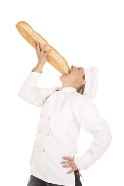 Mulher chef pão colocado na boca — Fotografia de Stock