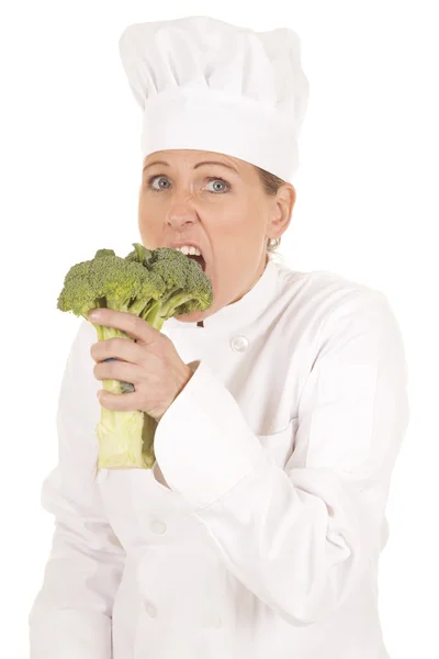 Mujer chef verduras morder — Foto de Stock