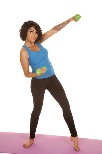 Kobieta fitness niebieski zbiornika zwijają wagi, jeden na — Zdjęcie stockowe