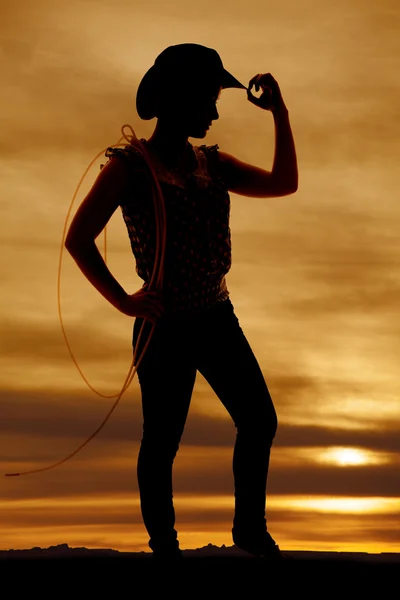 Cowgirl silhuett håll spetsen av hatt med rep — Stockfoto