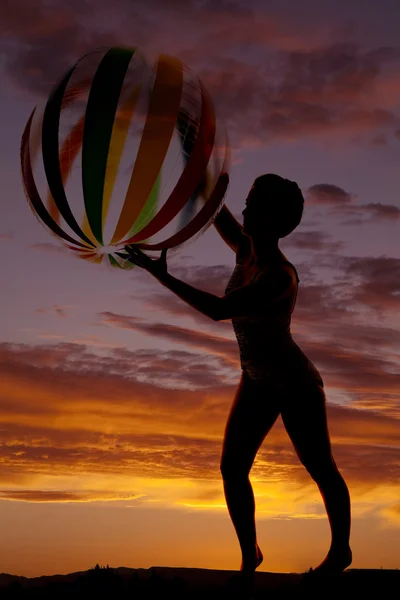 大きなボールを持つ女性のシルエット — ストック写真