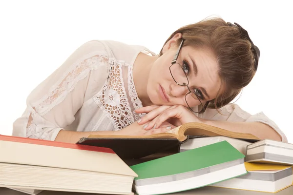 Frau lag auf Bücherbrille und schaute vorbei — Stockfoto