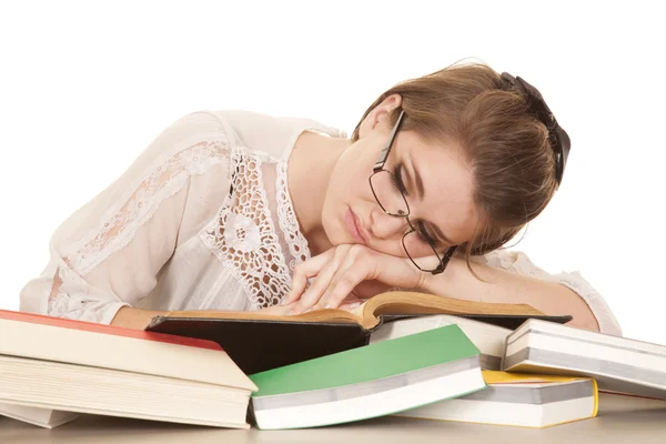 Femme couché sur des livres dormir — Photo