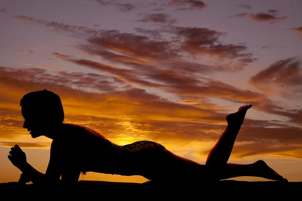 Frau im Sonnenuntergang auf Knien und Ellbogen nach unten — Stockfoto