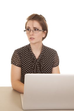 kadın üst nokta bilgisayar ile yan bakmak