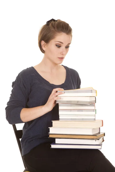 Vrouw zitten met een heleboel boeken schok — Stockfoto