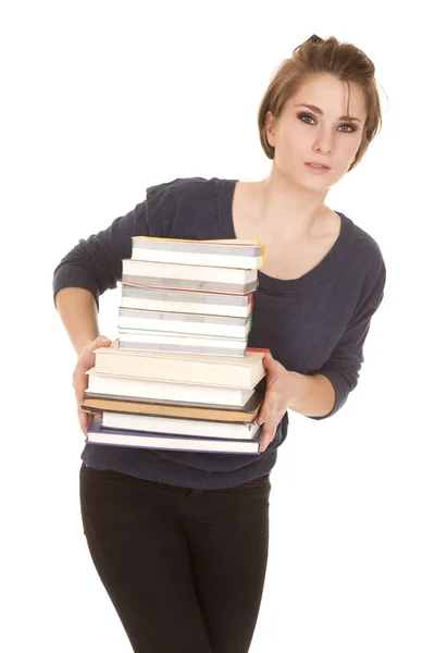 Mujer pila de libros sosteniendo mirada alrededor . — Foto de Stock