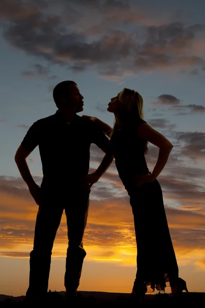 Silhouette couple kiss faces — Stock Photo, Image