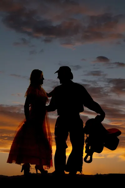 Silhouette uomo tenendo la sella con donna — Foto Stock