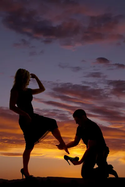 Silhouette uomo messo su scarpe da donna — Foto Stock