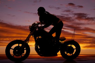 siluet kadın motosiklet stand yalın ileri